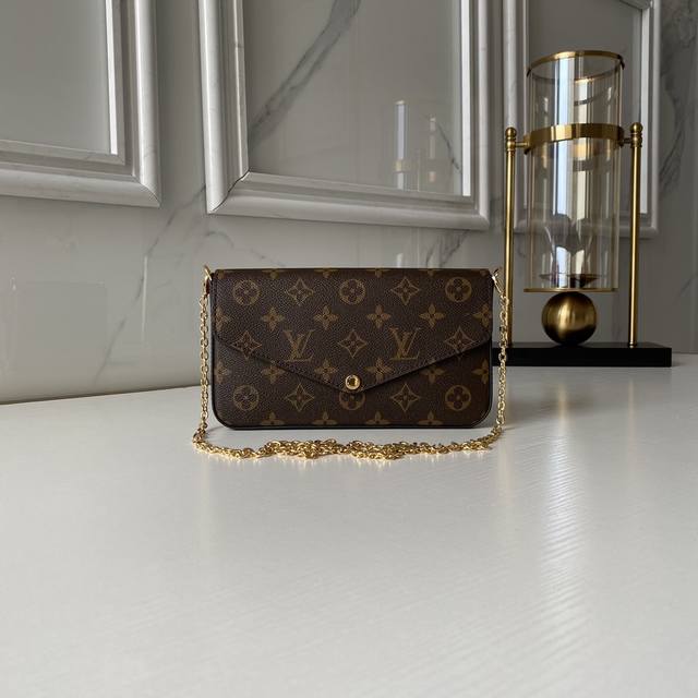 三合一 M61276 老花 Pochette Felicie 手袋优雅小巧，内含两个可脱卸口袋，是携带整理您的日常用品的时尚之选。它不仅仅是款钱夹，除去金色链条