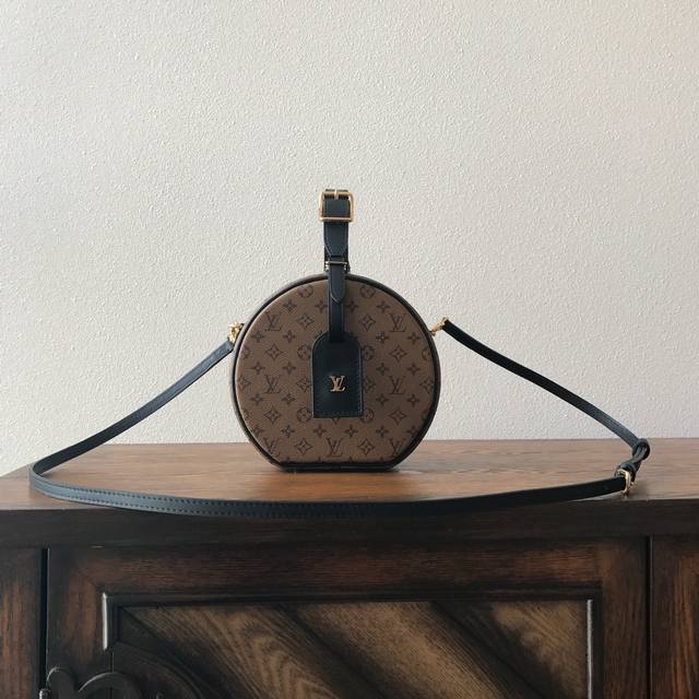 顶级复刻版 圆盒黄花petite Boite Chapeau手袋m43510秀款圆桶包 Monogram涂层帆布- 天然皮革饰边- 羔羊皮衬里- 金色金属饰件-