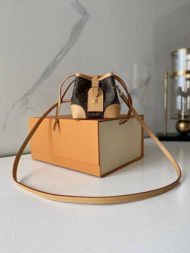 复刻版m57099 2020新款走秀mini包，超级可爱无所不搭小水桶延续了经典、复古随性的感觉，小吊牌设计真的吸睛无数，日常穿搭装备推荐推荐！尺寸12×12×