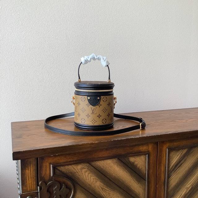 Vanityvanity 手袋m43986借鉴历史悠久的cannes化妆箱造型，女装艺术总监nicolas Ghesquière以此款半硬质手袋重现昔日经典的魅