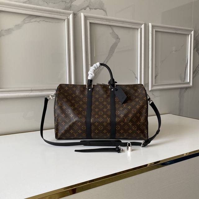 复刻版m56711 老花配黑皮45Cm 纯胶面料a低内里不起球 秒杀所谓的台湾料 手感一流 这款手袋采用有史以来最受欢迎的经典路易威登设计，适用于事业繁忙而又注