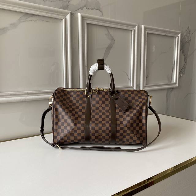 海外原单旅行袋45Cm啡格n41428独家实拍！于1924年面市的keepall系列，是手提包的现代始祖。它质地柔软，内部宽敞，以damier帆布制成，配有双拉