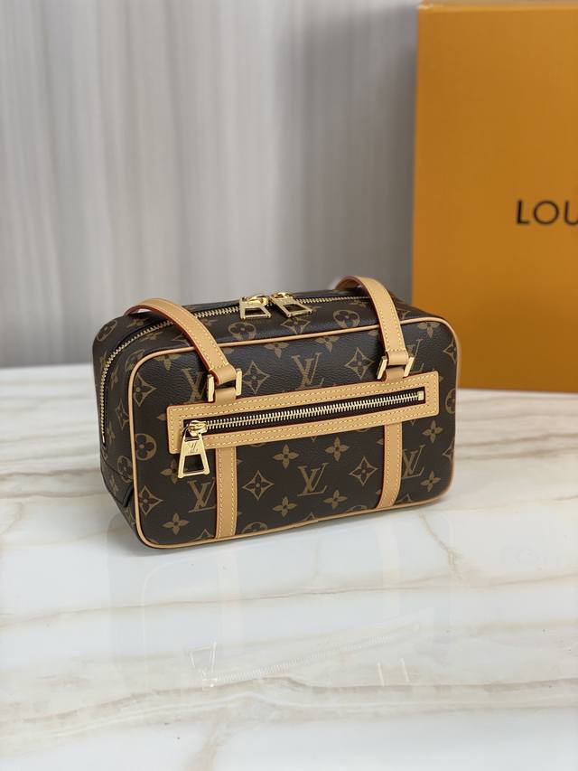 M46321对版到货。中古系列 Cité 手袋以路易威登典藏的同名矩形手袋为蓝本，采用 Monogram 帆布塑造柔软构型。长手柄方便肩背，皮革侧带、拉链前袋和