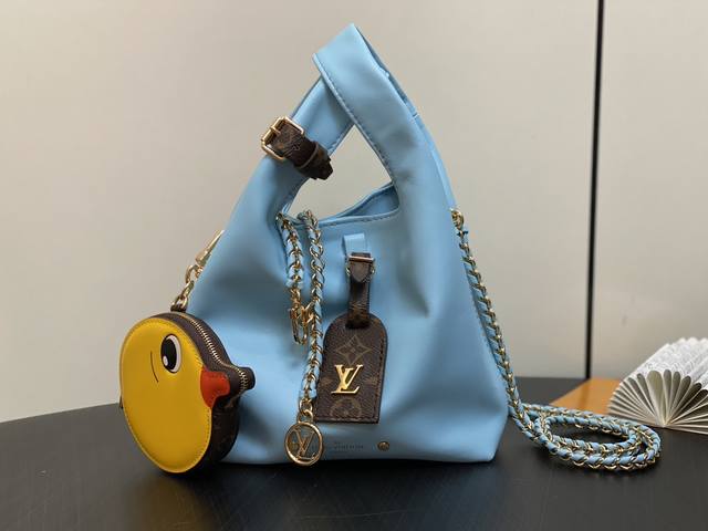 台湾版 M11387蓝色全皮 配小黄鸭 小号购物袋系列 Atlantis Bb 手袋 Nicolas Ghesquière 与中国艺术家孙一钿携手打造 Atla