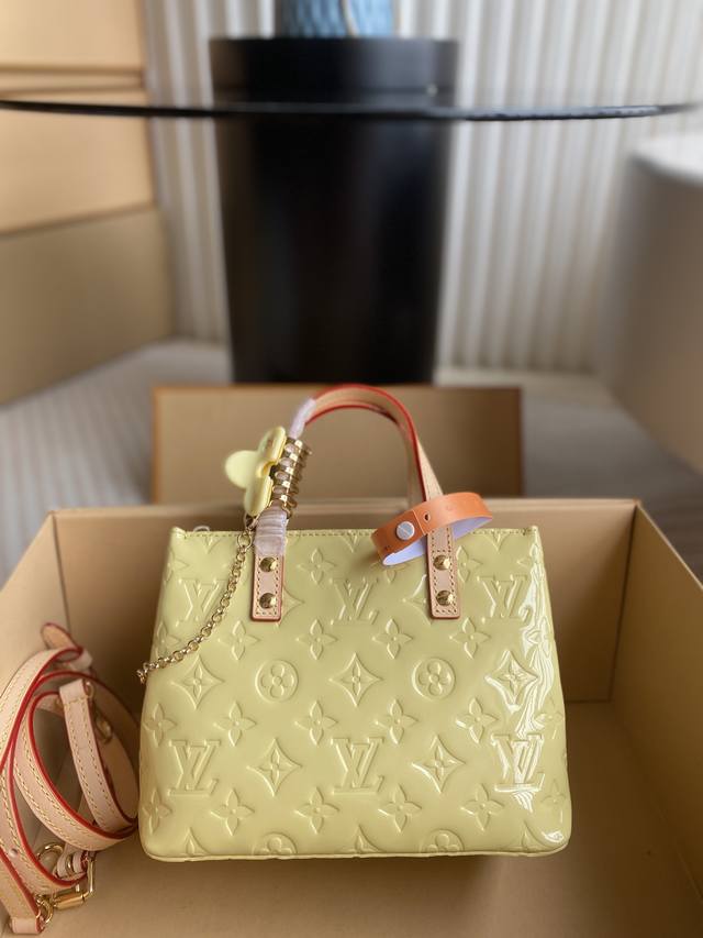 顶级原单reade 小号手袋 M24144 黄色 本款 Reade 小号手袋取材亮泽 Monogram Vernis 皮革 搭配牛皮革顶部手柄和肩带 粉彩色调溯