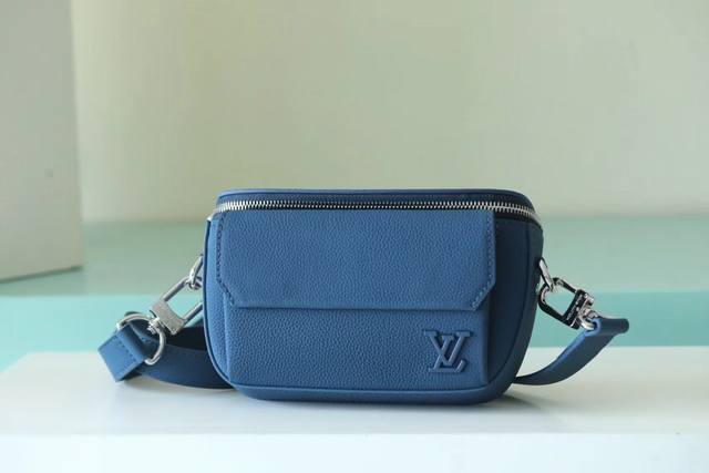 顶级原单 蓝色 M83563黑色 M83560绿色 本款 Pilot 迷你手袋以粒面牛皮革塑造圆润构型,为日常出行提供潮流之选。拉链主隔层确保稳妥收纳,前袋方便 顶级原单 蓝色 M83563黑色 M83560绿色 本款 Pilot 迷你手袋以粒面牛皮革塑造圆润构型,为日常出行提供潮流之选。拉链主隔层确保稳妥收纳,前袋方便