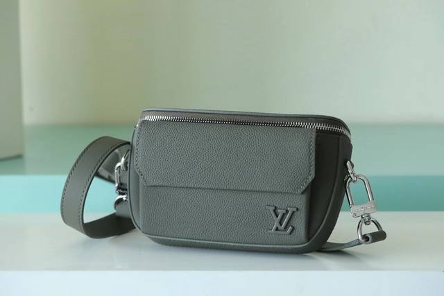 顶级原单 墨绿色 M83563黑色 M83560绿色 本款 Pilot 迷你手袋以粒面牛皮革塑造圆润构型，为日常出行提供潮流之选。拉链主隔层确保稳妥收纳，前袋方