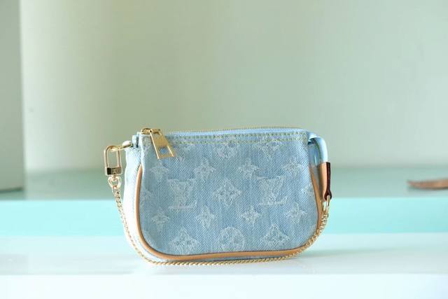 顶级原单 Monogram提花牛仔布打造，缀有搭衬的小牛皮饰边，采用提花织物技术重新演绎经典monogram Dld图案，并打造出石磨水洗牛仔布效果 M2431