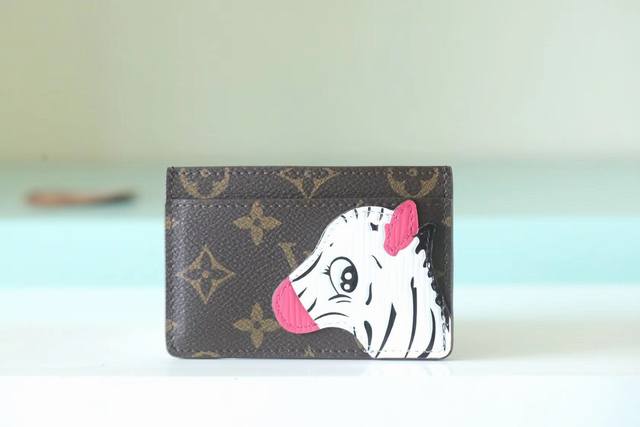 顶级原单 M11448 本款 Multiple 钱夹在全粒面 Taurillon 皮革表面描绘经典 Monogram 压纹,塑造紧凑构型和简明线条。老花卡包小毛 顶级原单 M11448 本款 Multiple 钱夹在全粒面 Taurillon 皮革表面描绘经典 Monogram 压纹,塑造紧凑构型和简明线条。老花卡包小毛