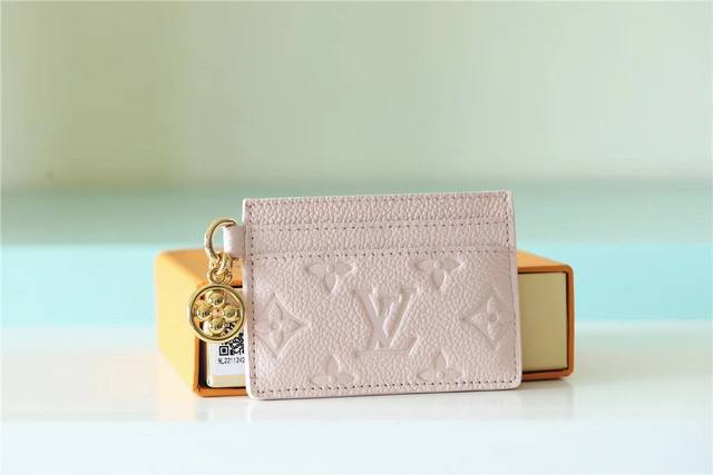 顶级原单 全皮粉色 本款 Zippy Vertical 钱夹以 Monogram Shadow 皮革焕新经典设计，柔滑牛皮革含蓄展露标志性 Monogram 压