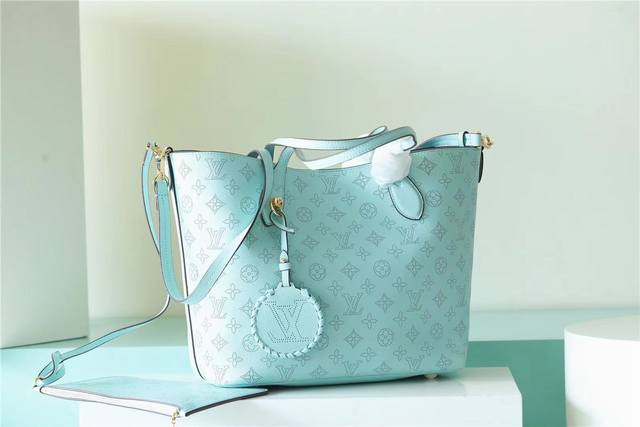 顶级原单 浅绿色 Blossom Mm托特包由mahina小牛皮制成，M24930青色 M21851黑色 M21852淡咖色全皮压花镂空冲孔编织圆吊牌二件套菜篮