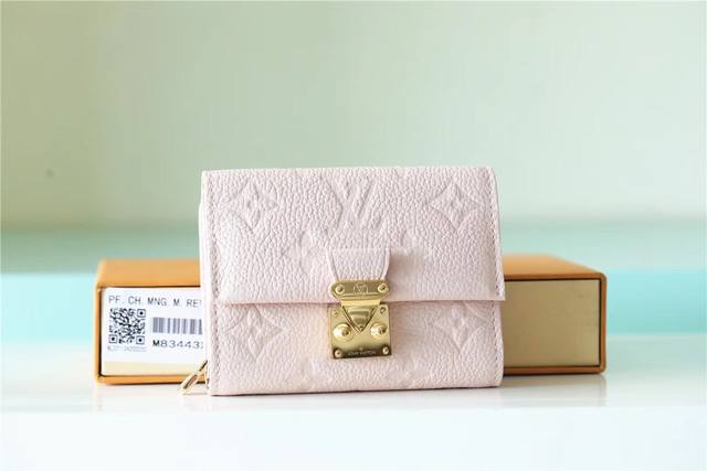 顶级原单 M82926 粉色 和梅蒂斯”系列的皮具系列一样，用柔软的monogram Unplant皮革制作的紧凑型钱包“Pochette Metis Comp