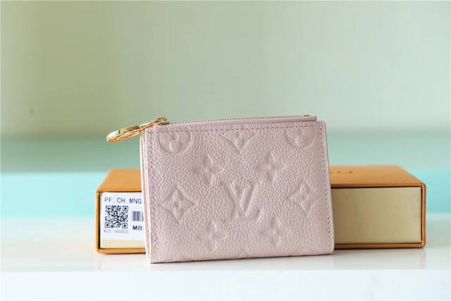 顶级原单 裸粉 这款cléa钱包以monogram Empreinte柔软粒面牛皮制成,缀以标志性的monogram压花图案,设计时尚,M83569全是压花粉 顶级原单 裸粉 这款cléa钱包以monogram Empreinte柔软粒面牛皮制成,缀以标志性的monogram压花图案,设计时尚,M83569全是压花粉