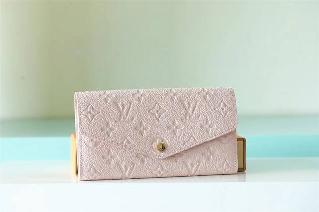 顶级原单 M83443裸粉色！尺寸 19 X 10.5 X 2厘米采用头层牛皮制作！全皮压花三角豆豆长oo[握手][握手]本款 Sarah 钱夹为 Monogr