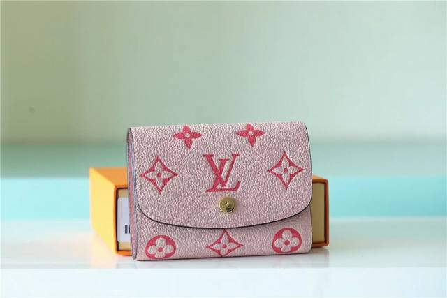 顶级原单 粉色 M60688全皮压花丝印圆盖头大字金属豆豆包短oo[握手][握手]新款全皮压花rosari 零钱包、卡钱，柔软的monogram Unplant