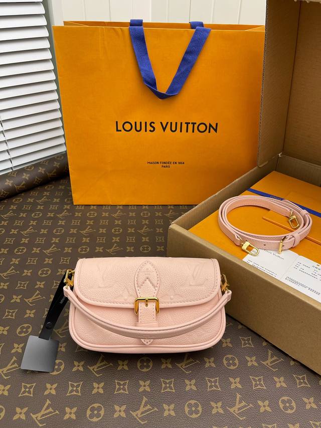 当季新款nano Diane 全皮法棍包 M83566，配全套专柜包装 19*10.5*6Cm 批 免税