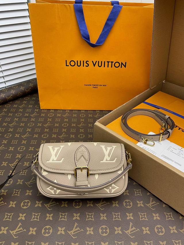 当季新款nano Diane 全皮法棍包 M83300，配全套专柜包装 19*10.5*6Cm 批 免税