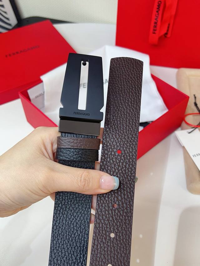 菲拉格慕新款原单官网同步，彩绘扣饰与gancio轮廓相得益彰，中央点缀矩形镂空图案。长度可调节，能够根据尺寸裁剪皮带或增加孔眼3.5Cm宽度