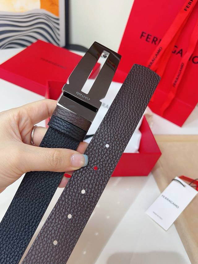 菲拉格慕新款原单官网同步，彩绘扣饰与gancio轮廓相得益彰，中央点缀矩形镂空图案。长度可调节，能够根据尺寸裁剪皮带或增加孔眼3.5Cm宽度