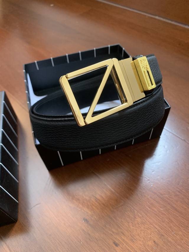 杰尼亚新款同步。配正版包装新款拼色双面头层牛皮，树精品磨旋转扣，看货看品质带宽3.4Cm，对版对货，全套包装！市场高版本！