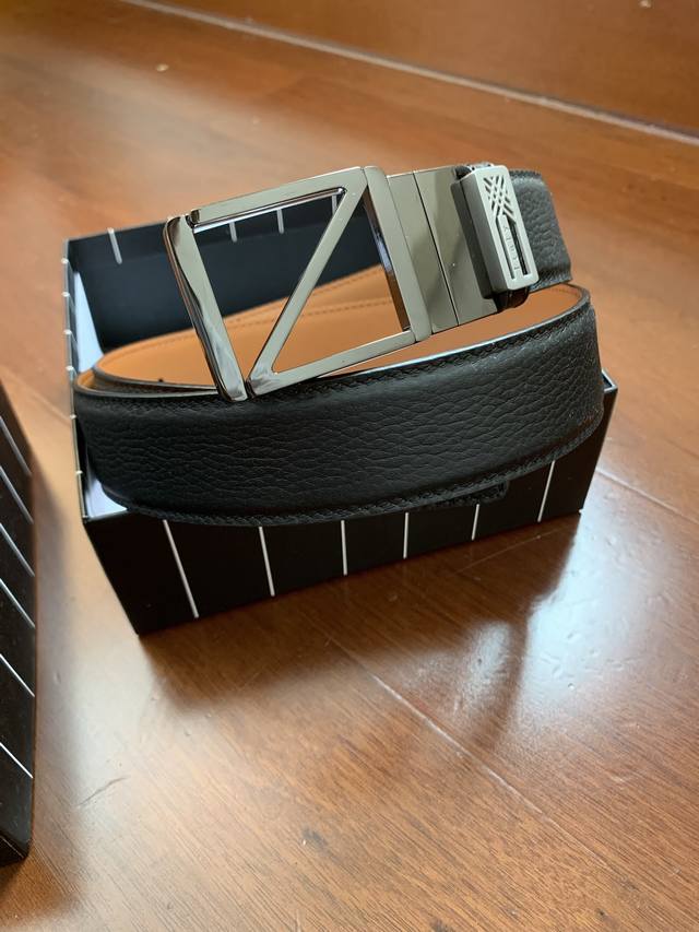 杰尼亚新款同步。配正版包装新款拼色双面头层牛皮，树精品磨旋转扣，看货看品质带宽3.4Cm，对版对货，全套包装！市场高版本！