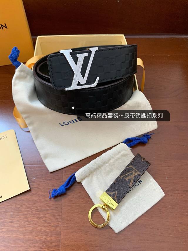 高品质原单精品,Lv路易威登新款皮带老花钥匙扣套装系列,正版开模,搭配纳米电镀纯钢扣,宽度4.0Cm,配正版包装,高端品质进口原厂皮料,高清实拍大图 ,保质保量 高品质原单精品,Lv路易威登新款皮带老花钥匙扣套装系列,正版开模,搭配纳米电镀纯钢扣,宽度4.0Cm,配正版包装,高端品质进口原厂皮料,高清实拍大图 ,保质保量