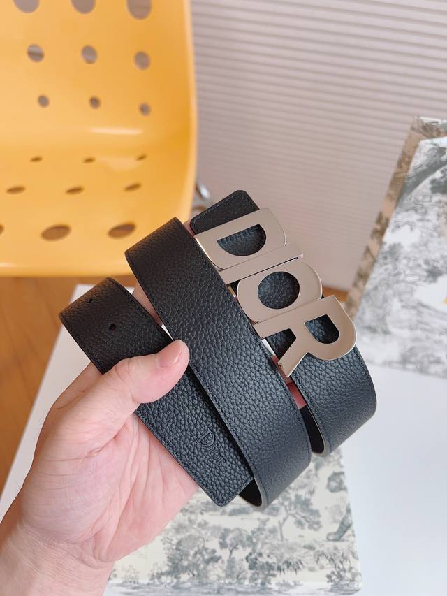 Dior 双面意大利进口头层荔枝纹牛皮,搭配真空电镀亮面字母纯铜扣,经典款式,专柜有售,市场顶级品质,支持验货 配送全套专柜包装,宽度 3.5Cm Dior 双面意大利进口头层荔枝纹牛皮,搭配真空电镀亮面字母纯铜扣,经典款式,专柜有售,市场顶级品质,支持验货 配送全套专柜包装,宽度 3.5Cm