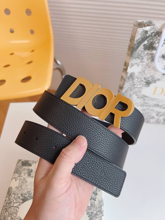 Dior 双面意大利进口头层荔枝纹牛皮，搭配真空电镀亮面字母纯铜扣，经典款式，专柜有售，市场顶级品质，支持验货 配送全套专柜包装，宽度 3.5Cm