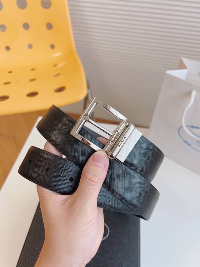 Prada 双面意大利进口头层十字纹牛皮，搭配真空电镀亮面旋转纯铜针扣，经典款式，专柜有售，市场顶级品质，支持验货 配送全套专柜包装，宽度 3.5Cm