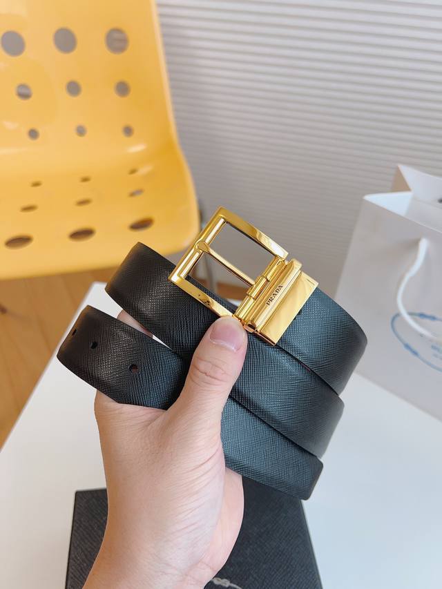 Prada 双面意大利进口头层十字纹牛皮，搭配真空电镀亮面旋转纯铜针扣，经典款式，专柜有售，市场顶级品质，支持验货 配送全套专柜包装，宽度 3.5Cm