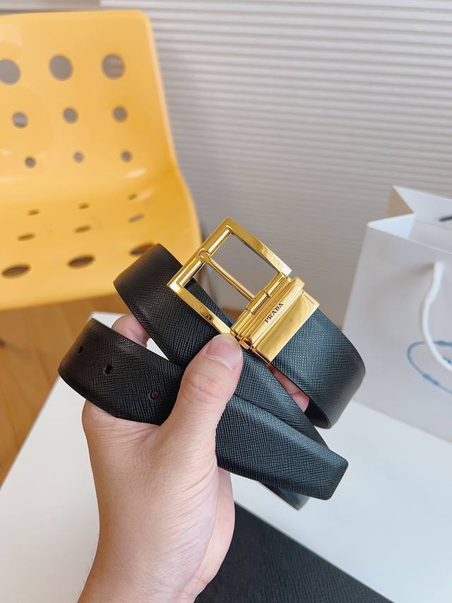 Prada 双面意大利进口头层十字纹牛皮，搭配真空电镀亮面旋转纯铜针扣，经典款式，专柜有售，市场顶级品质，支持验货 配送全套专柜包装，宽度 3.5Cm