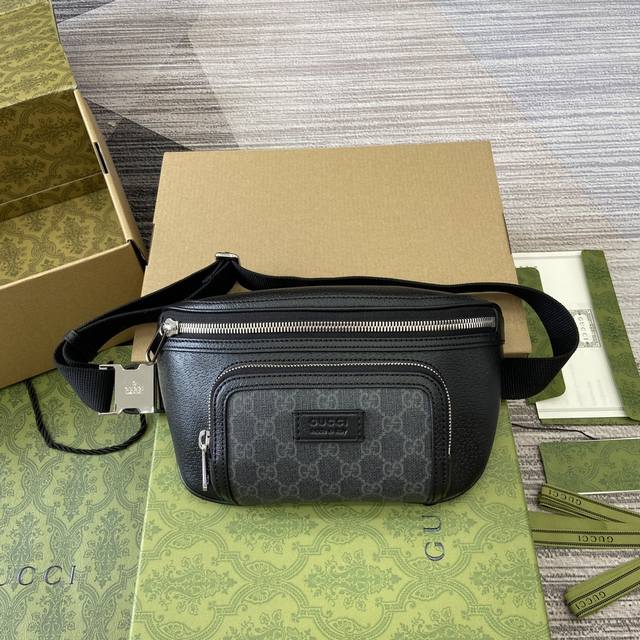 配全套包装 Gg饰标牌小号gg腰包 迷你斜挎包、公文包和托特包等甄选手袋以实用细节诠释焕新风尚。这款腰包以黑色皮革和gg Supreme帆布匠心打造，设有多个拉