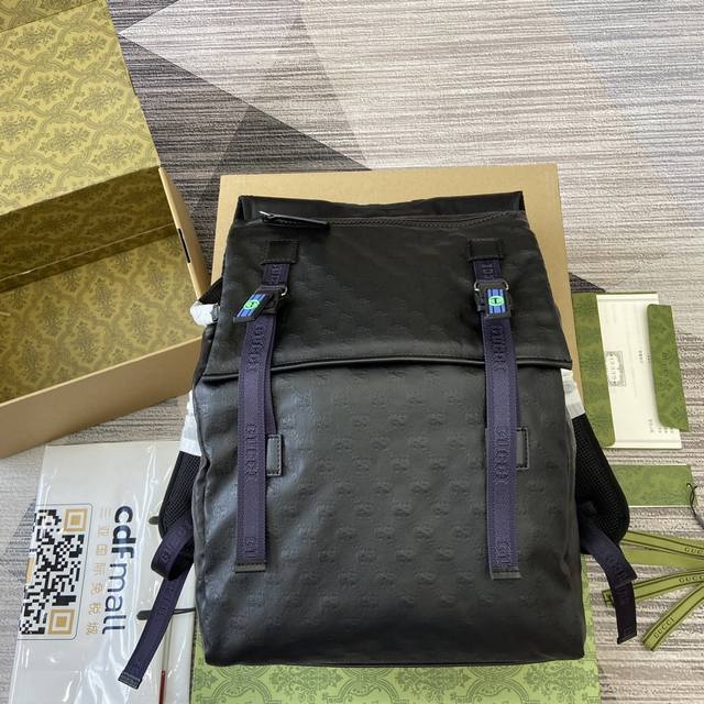 配绿色礼品袋 新品 Gg水晶背包 这款哑光gg水晶帆布面料兼具运动感与柔韧性，轻松打造理想日常单品。在古驰2024春夏男士系列中，推出缀饰gg图案的单色哑光帆布