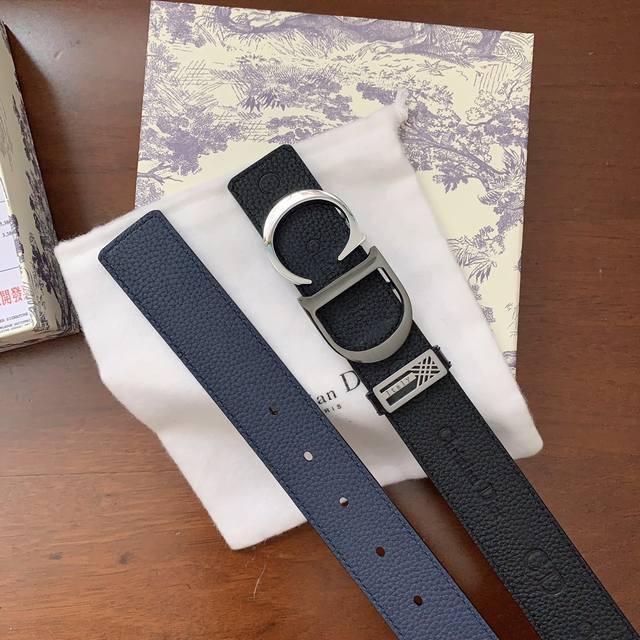 Cd迪奥经典字母款式系列，官网同步，配送专柜正版包装，深度腐蚀logo，双面进口头层牛皮荔枝纹定制，看纹路看做工，皮质保真，宽度3.5 Cm 高清实拍大图