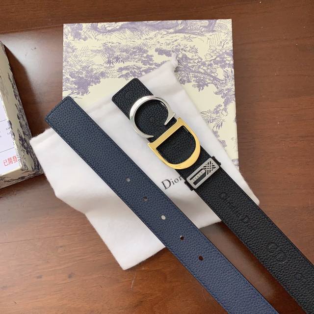 Cd迪奥经典字母款式系列，官网同步，配送专柜正版包装，深度腐蚀logo，双面进口头层牛皮荔枝纹定制，看纹路看做工，皮质保真，宽度3.5 Cm 高清实拍大图