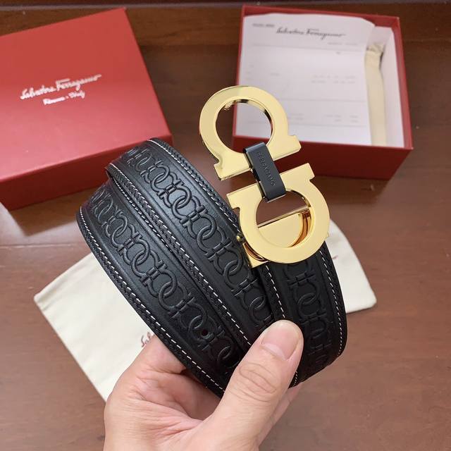 配正版包装，菲拉格慕原厂八字扣精品新款logo打磨制作，看图看细节，非常厚实饱满，正版同步， 皮纹清晰质感舒适 版型时尚高档 宽度3.4 Cm 高清实拍大图 ，