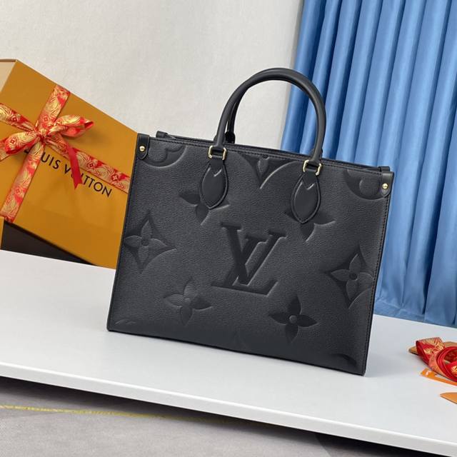 海外原单m45595独家实拍！2021 春季，Onthego 中号 Tote 包选取压印 Giant Monogram 图案的 Monogram Emprein