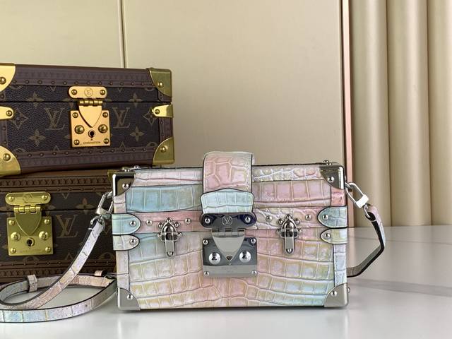 顶级原单复刻独家实拍 Petite Malle硬箱 M81976 94219 粉色渐变 牛皮压鳄鱼纹 盒子包箱子系列 Petite Malle 手袋 本款 Pe 顶级原单复刻独家实拍 Petite Malle硬箱 M81976 94219 粉色渐变 牛皮压鳄鱼纹 盒子包箱子系列 Petite Malle 手袋 本款 Pe