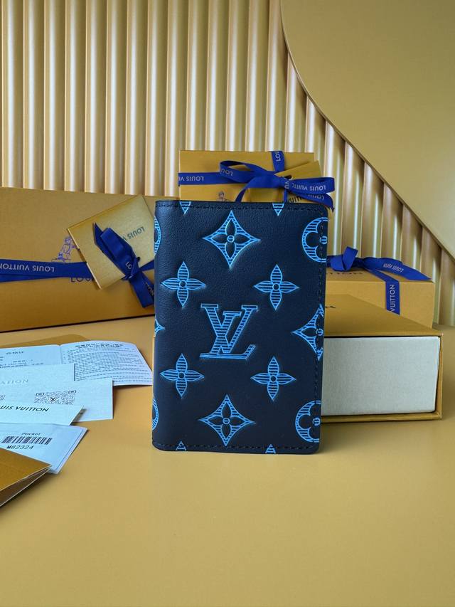 M82324 [特級mb芯片版] 这款紧凑的袖珍组织器将运动外观归功于复古版 Monogram的凹凸和印刷版的精致小牛皮创建于1896年。这种模型具有三个卡槽和