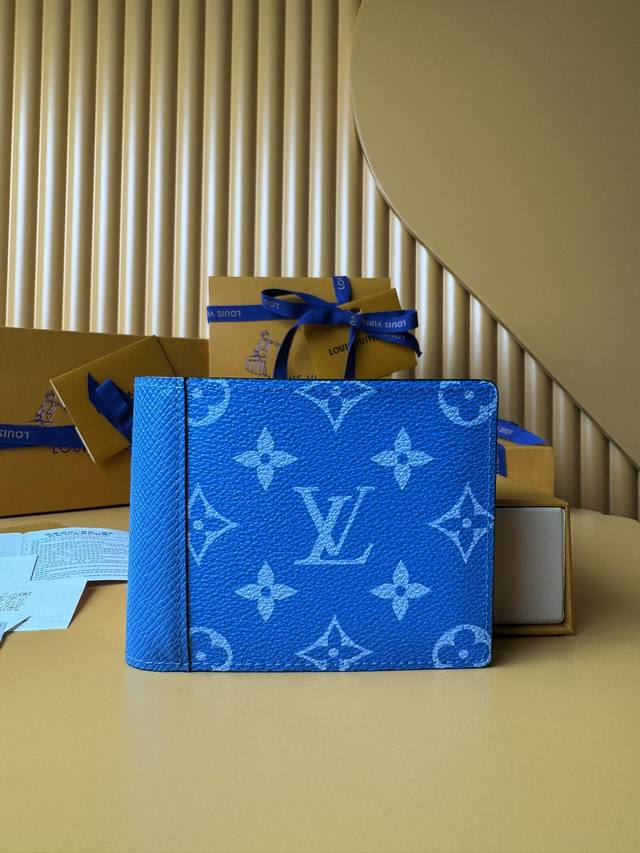 M30995 [特級mb芯片版] 来自泰加拉玛2024收藏，这个多重钱包以富含维他命的夏日蓝色重现了路易威登经典模型。由 Taiga牛皮和标志性的monogra