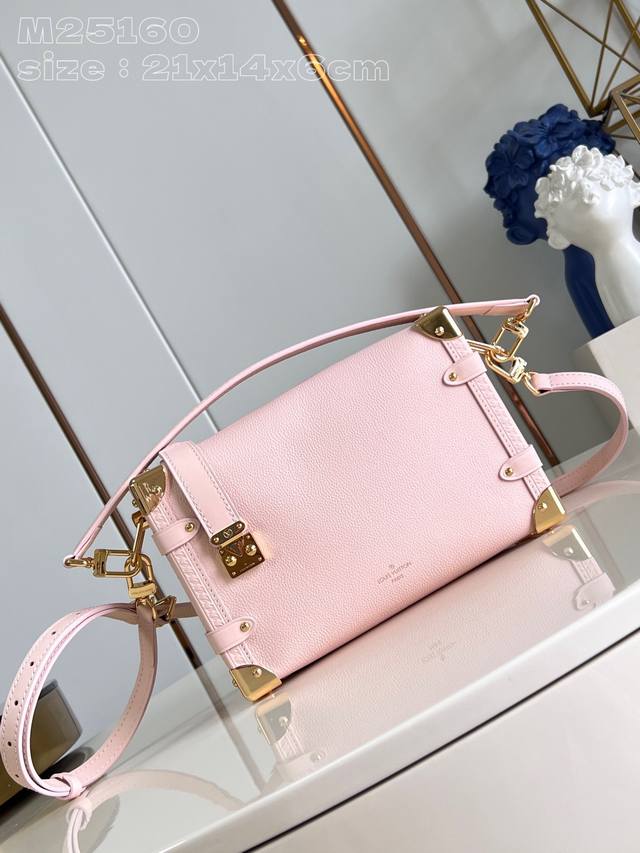 顶级原单 独家实拍 M25160粉 创意总监 Nicolas Ghesquière 以本款雅致 Side Trunk 中号手袋致意品牌传统硬箱。粒面牛皮革包身点