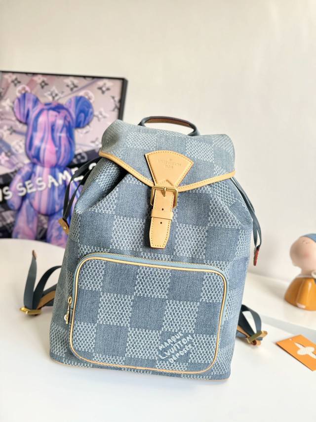 海外原单n40708独家实拍！本款 Montsouris 双肩包为 Pharrell Williams 的 Damier Denim 3D 棉质帆布勾勒皮革饰边