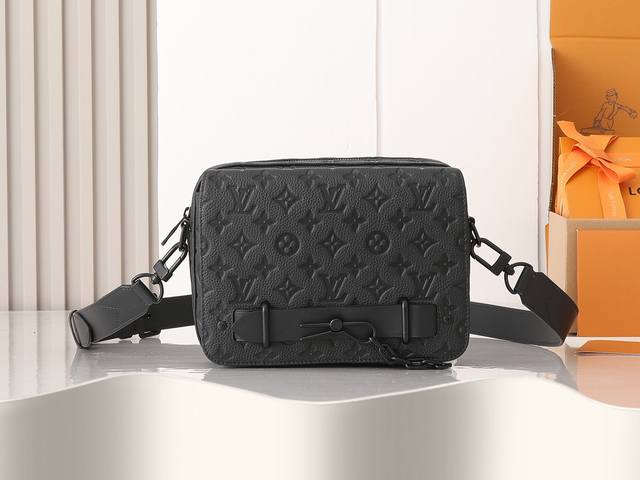 顶级原单，加强版m46795黑花 M23742压花 本款 Steamer 邮差包以贴合身形的玲珑构型汇聚摩登功能与经典元素。加固皮革包角以及链条和饰针元素回溯路
