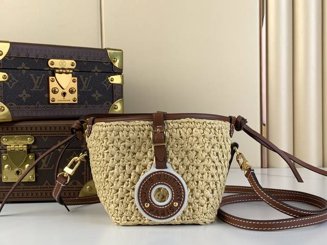 顶级原单复刻独家实拍 Noe Purse 水桶手袋 M83521 拉菲草 编织 本款 Noe Purse 手袋为钩编拉菲草搭配皮革饰边，以源自 Noe 手袋的抽