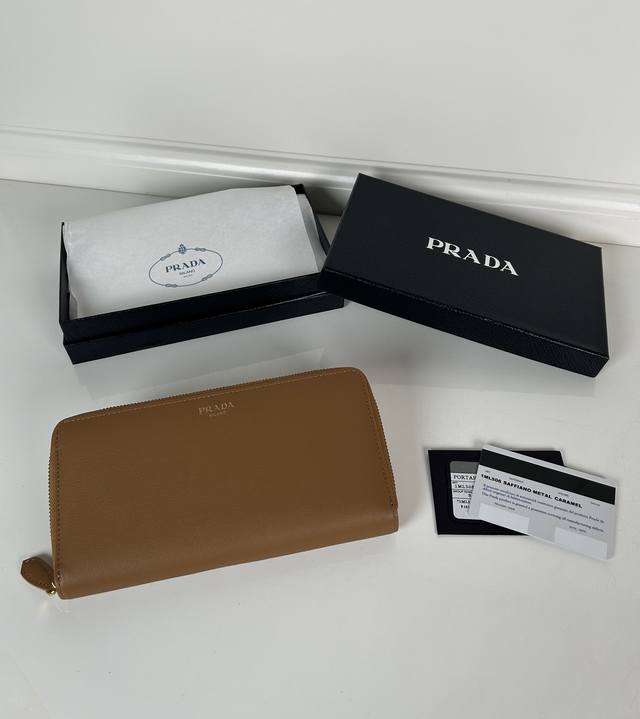 P家焦糖色细摔纹拉链款皮夹，烫金微标，原单品质，型号1Ml506，12个卡槽，两个票据隔层，内部拉链式零钱包，尺寸20×10.3Cm，实物拍摄，所见即所得..