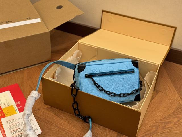 配折叠盒飞机盒 尺寸:18X13X8 Lv 盒子包 真的是可爱的方盒子 调调很色喜庆! 真的是小可爱! Mini Soft Trunk盒子包 细节超ok 配折叠盒飞机盒 尺寸:18X13X8 Lv 盒子包 真的是可爱的方盒子 调调很色喜庆! 真的是小可爱! Mini Soft Trunk盒子包 细节超ok