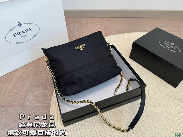 配盒 Prada 普拉达尼龙包 很有味道! 自重轻上身超洋气 尺寸24 20 配盒 Prada 普拉达尼龙包 很有味道! 自重轻上身超洋气 尺寸24 20