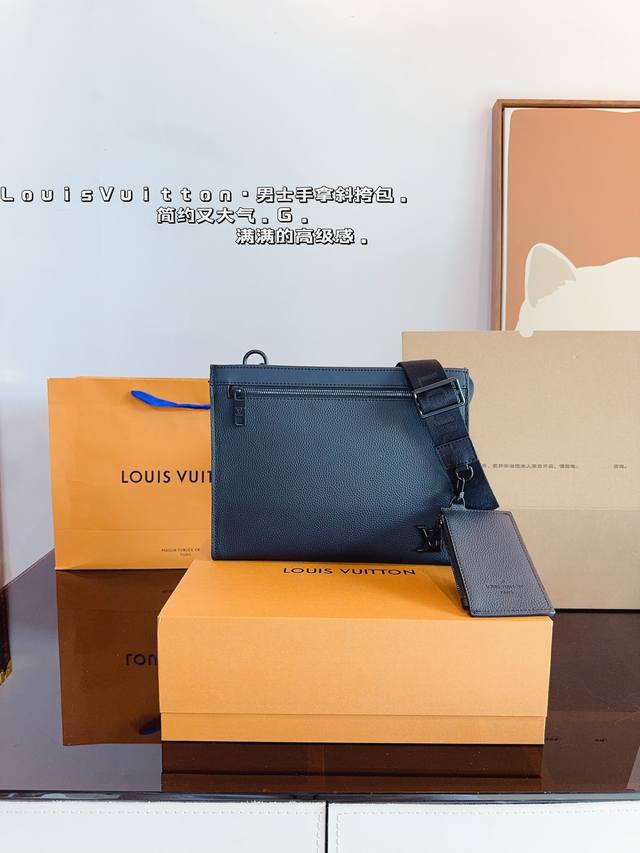 纯皮 配礼盒. Lv.手包斜挎包.其实包包本身是个洗漱袋被拿来用做手包 一般的手包都是扁扁的 但是这款手包底部是宽的 虽说是个手包 但能放很多东西进去 而且不变