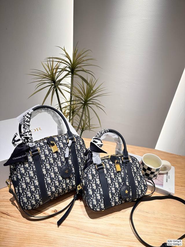 大号 小号 配折叠盒子 D-Vibe 迪奥保龄球包 体闲运动风来袭，款式简约又时尚，采用蓝色 Obliaue 印花面料精心制作，别具一格的皮革钥匙包，字母标志并