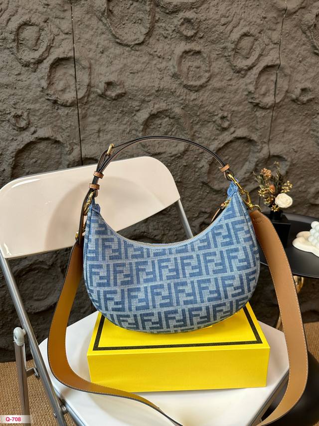 配折叠盒 尺寸28.15Cm Fendi腋下包 半月包 芬迪新季icon瞩目廓型大胆出挑鲜明有层次感优雅造型独特气场 牛皮搭配丹宁牛仔老花色系手感无敌好 简约格